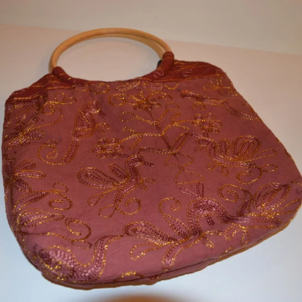 MAO-MIEW J.Jsec.16 Red Embroidery Gold Accents Wood Bamboo Handles Hand Bag